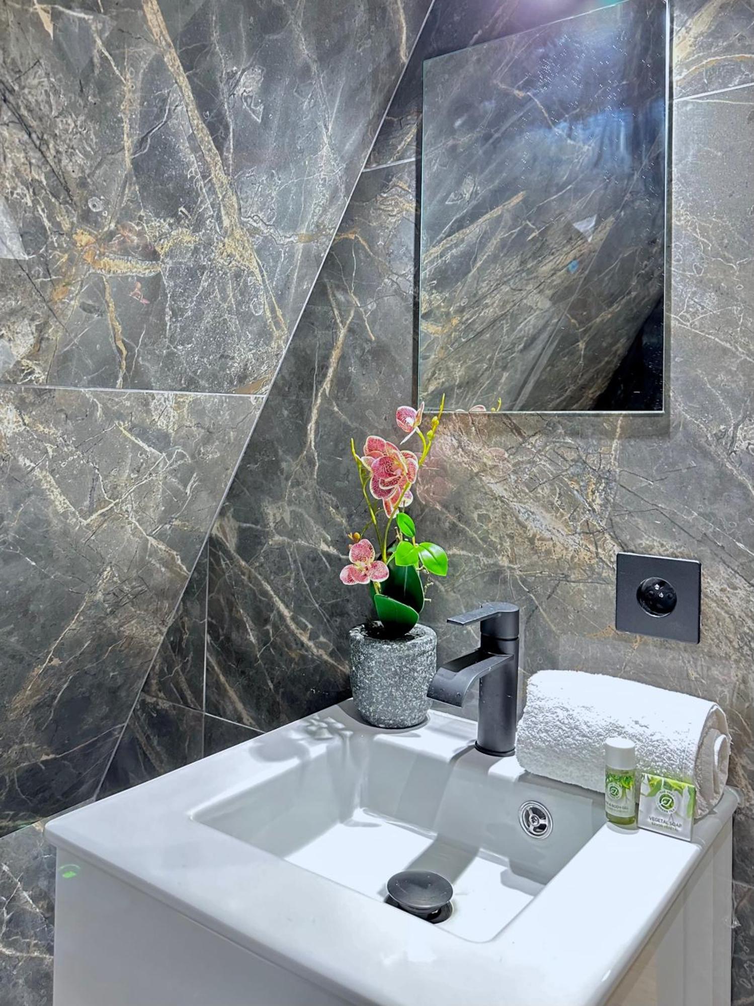Le Marais' Finest Luxurious Apartment Parijs Buitenkant foto